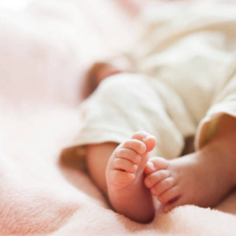 【医師監修】赤ちゃんの足（脚）の特徴とは？ M字を保つ方法と脱臼の見分け方、リスク