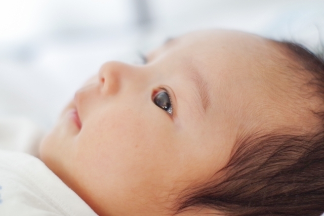 眼科医監修 新生児期の寄り目の原因は 赤ちゃんの斜視チェックの方法