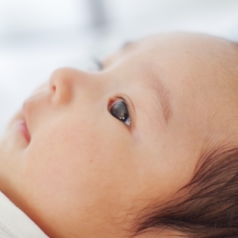 【眼科医監修】新生児期の寄り目の原因は？ 斜視など、目のトラブルとの関係とチェックポイント