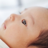 【眼科医監修】新生児期の寄り目の原因は？ 赤ちゃんの斜視チェックの方法