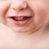 【歯科医師監修】赤ちゃんの歯ぎしりの原因は？やめさせるべき？