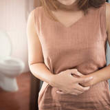 【医師監修】妊娠中期の下腹痛の原因は？ 流産・早産のリスクと受診の目安