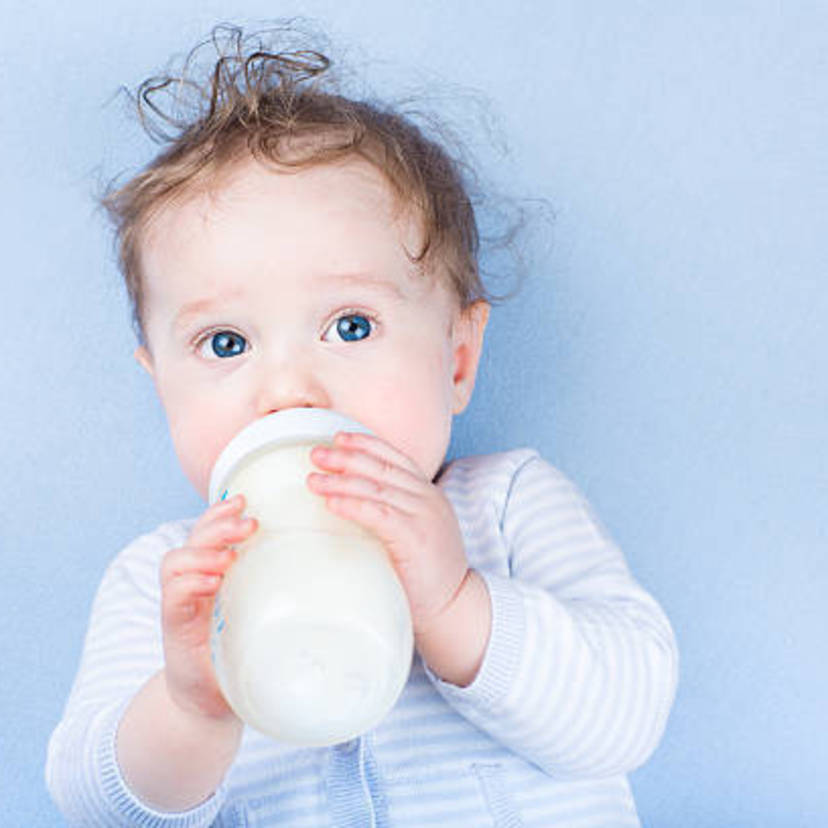 フォローアップミルクは何歳まで？　牛乳との違いと飲ませるメリット