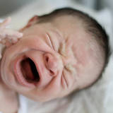 【医師監修】赤ちゃんが泣きやまないときの4つの解決方法｜新生児が泣く理由