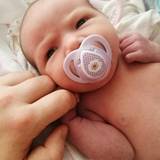 【医師監修】おしゃぶりは新生児から使える？ 選び方と効果・デメリット