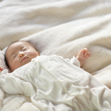生後1ヶ月の赤ちゃんの特徴は？成長の目安＆よくある悩み・不安と対策まとめ