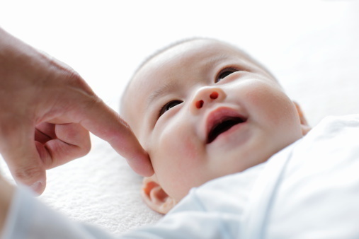 生後3ヶ月の赤ちゃんの成長や発育状況は スキンシップの注意点