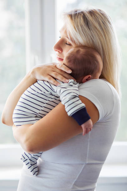 助産師解説 縦抱きok 新生児の正しい抱き方 コツと注意チェック項目 Michill Bygmo ミチル