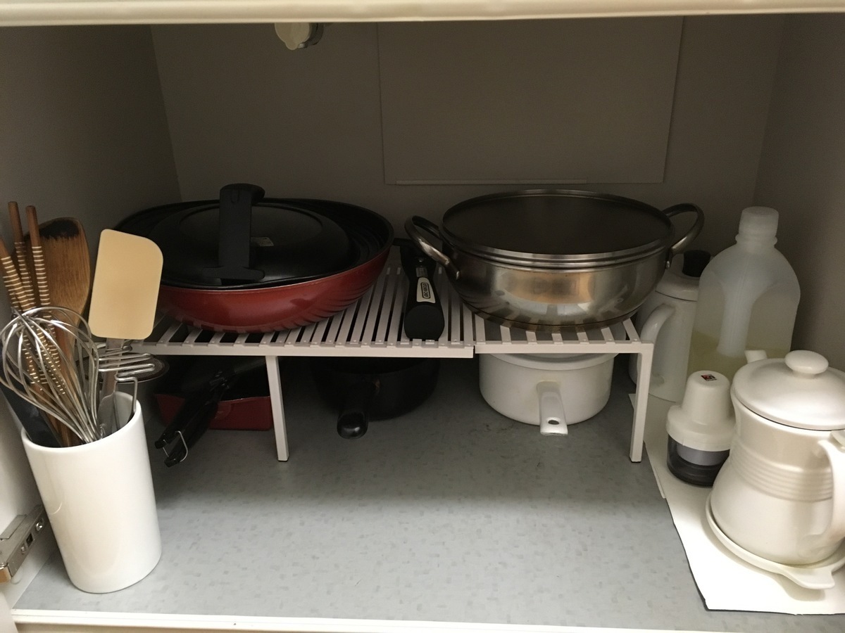 ニトリのキッチン収納アイテムで 鍋やフライパンをすっきり収納 マイナビウーマン子育て