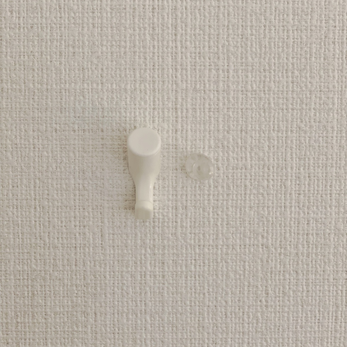 ダイソーのフック 壁紙に優しい便利な壁掛けアイテム マイナビ子育て