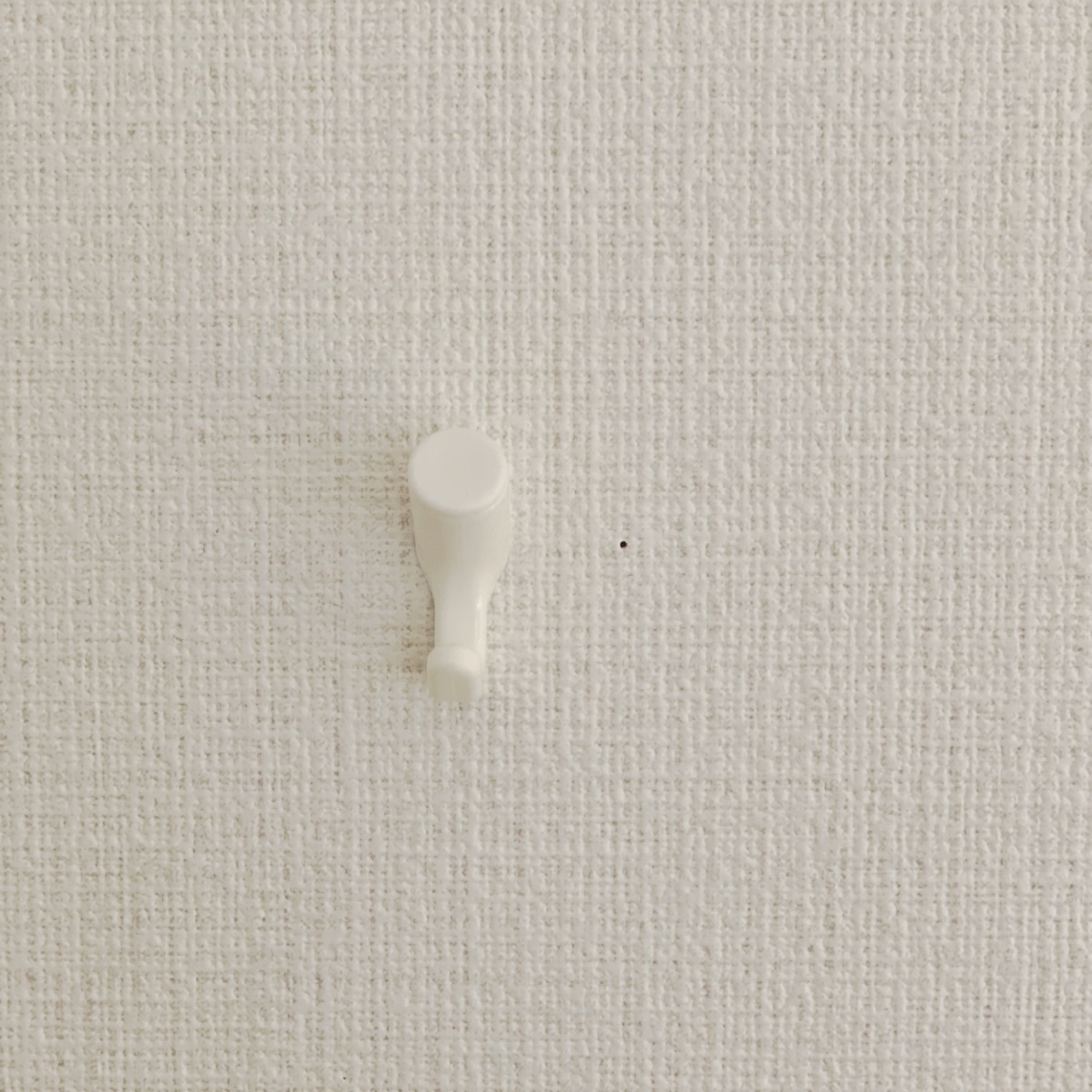 ダイソーのフック 壁紙に優しい便利な壁掛けアイテム マイナビウーマン子育て