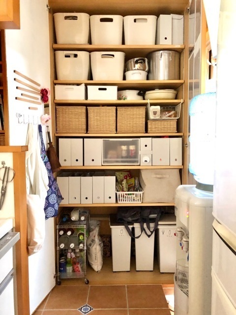 キッチンパントリーにした棚の全体の様子、パントリー下段にある資源ゴミのゴミ箱