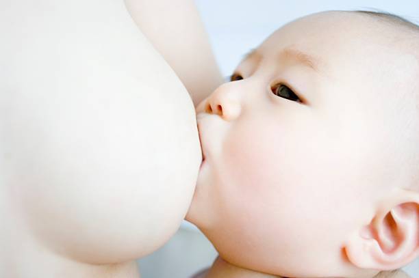 助産師監修 乳口炎とは 白斑ができる 症状と対処法 乳腺炎との関係 マイナビウーマン子育て