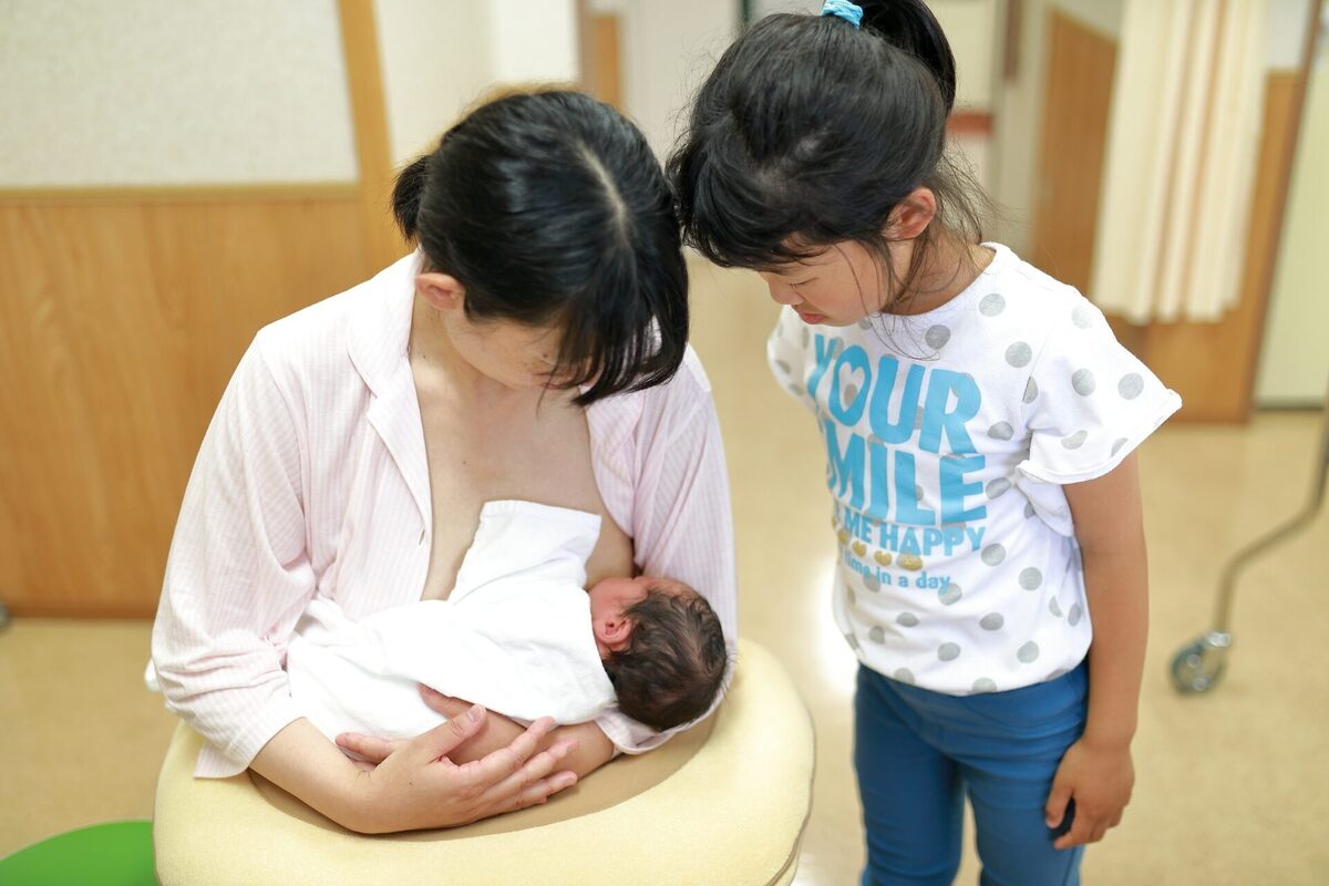 助産師解説 新生児の母乳の授乳回数 時間間隔は 生後0ヶ月の成長とお世話の仕方 マイナビ子育て