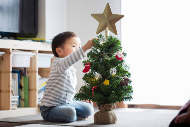 クリスマスツリーの選び方は ツリーのサイズや飾り付け 当日の食事などを紹介 マイナビ子育て